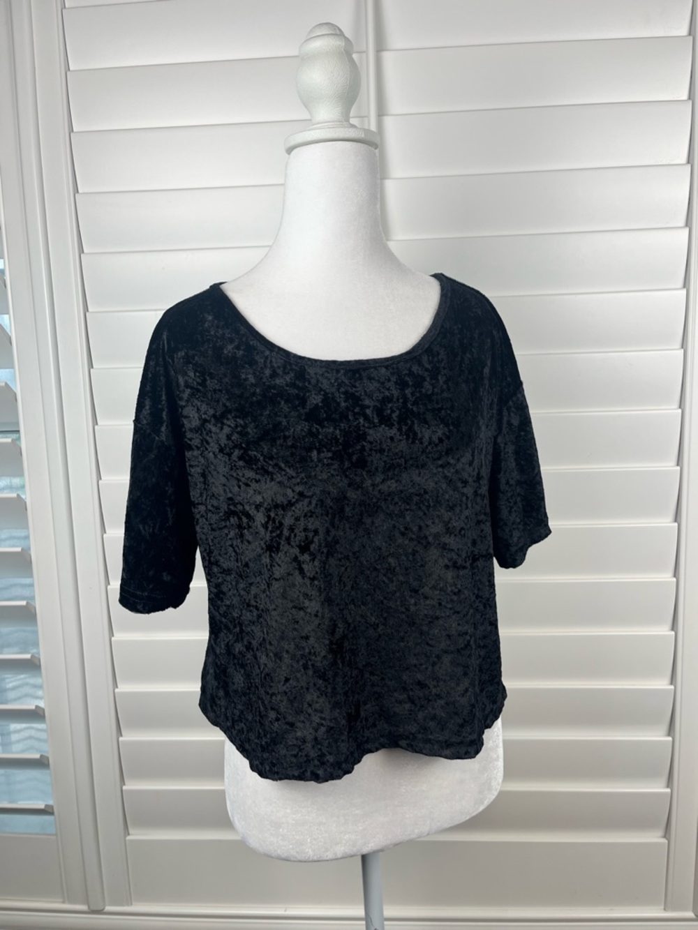 Secret Treasures Black crushed velvet boxy crop top size large Goth whymstical